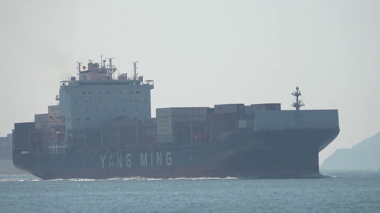 Container Ship《好明 YM CERTAINTY》Crossing the Tsing Ma Bridge in HK 20260105_C0019