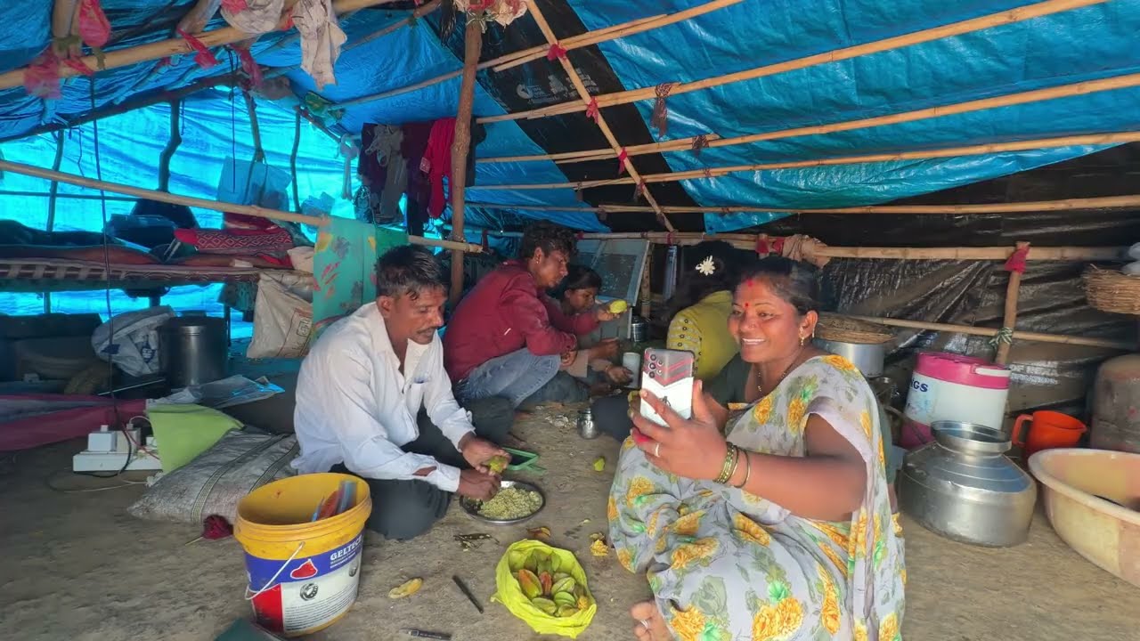 दिव्या ला सुनबाई लय आवडल हे फळ काय आहे हे खायाला ऐक दम सुंदर आणी गोड आंबूस लागते 😋😱🤗