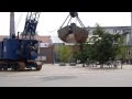 Historischer Seilbagger in Aktion (historically rope excavator in action)