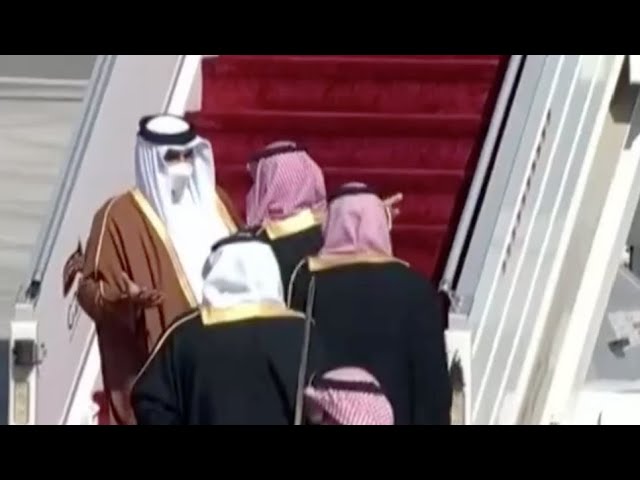 بالعناق.. ولي العهد السعودي يستقبل أمير دولة قطر