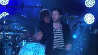 Kasabian - Shoot the Runner (Melbourne Docklands 2011)
