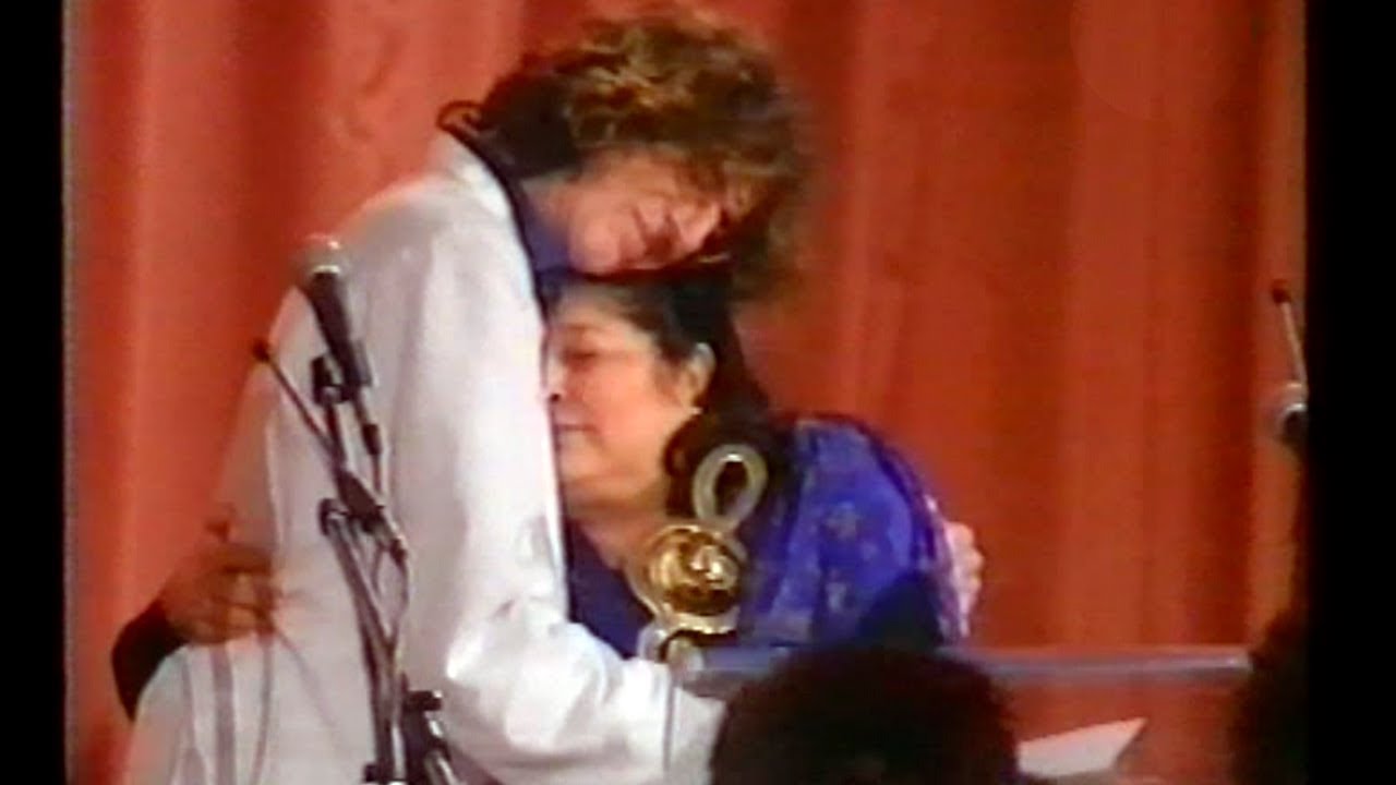 Charly García entrega el Premio ACE de Oro a Mercedes Sosa, 1995