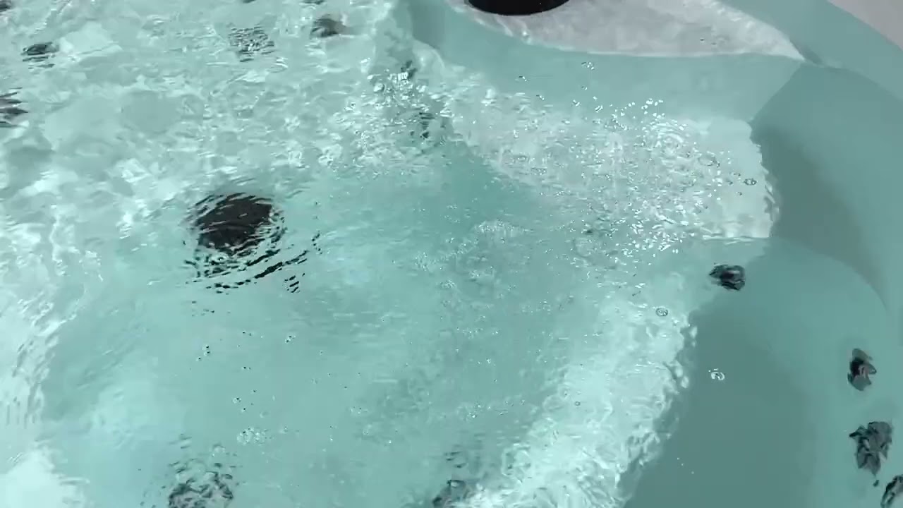 Luxury Spas Oscar 6 Person Round Hot Tub