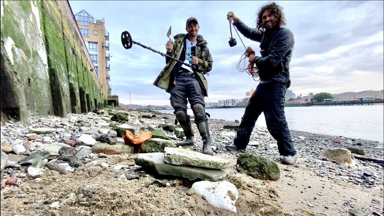 Mudlarking & Magnet Fishing in London with Si Finds! Treasure Found on the Thames River