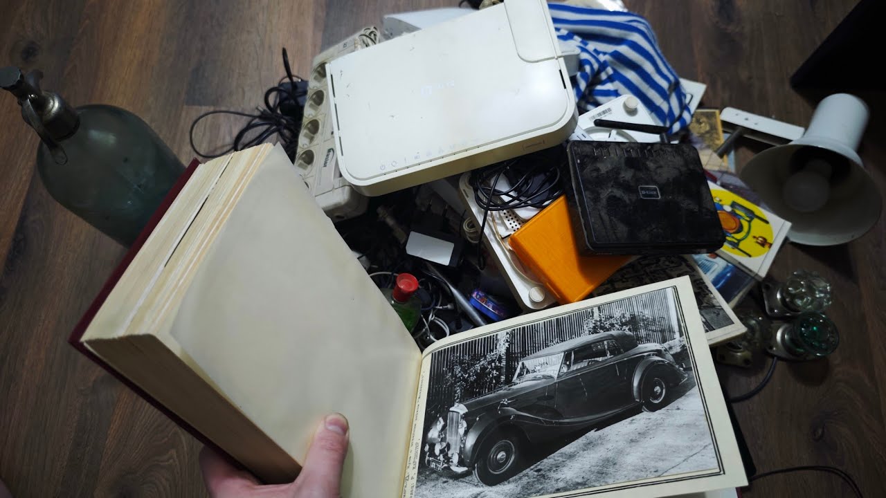 Слазили на заброшку и нашли иностранную литературу и фотоальбом Bentley 