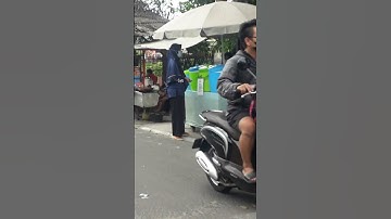Thumbnail of antar istri beli es capucino cincau.segerrrrrr.......panas - panas minum es.