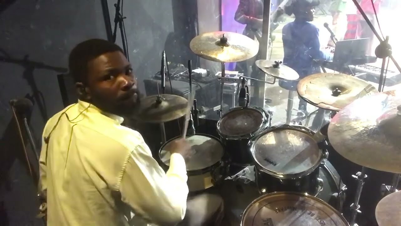 WE BEOUGH SMJ’s @samuelgiveson PRAISE  TO CHURCH@peacehouseintl 🔥.   🎹 @energiimusic .  🎸 @Big_Myty