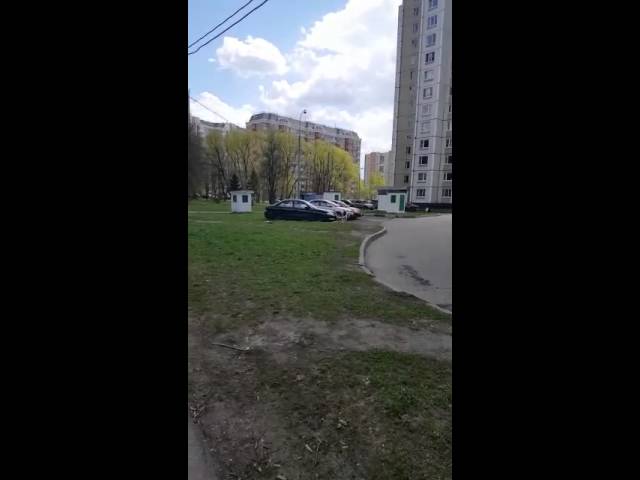 обнаженная девушка бегает