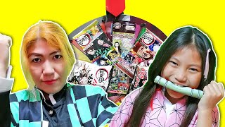 長男だから我慢する！禰豆子と炭治郎がルーレットでおやつ決め！　鬼滅の刃ウェハース2＆鬼滅の刃ロングステッカー　駄菓子くじで大当たり！？