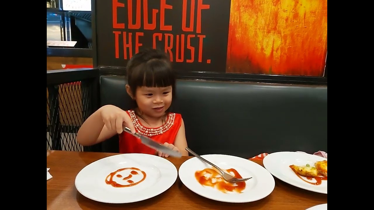 Pizza Hut - Tạo hình bằng tương cà 