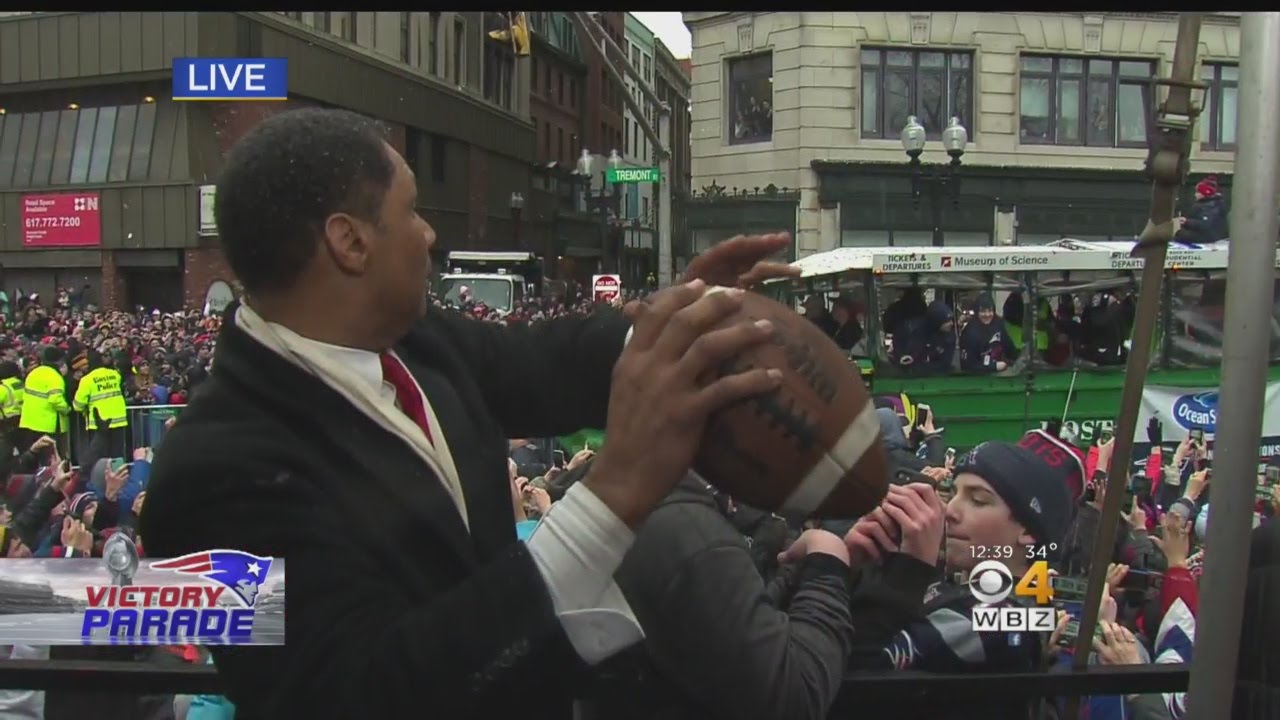 Patriots Super Bowl Parade Steve Burton Completes Pass To Tom Brady Youtube