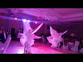 Танец со светодиодными крыльями перед подачей свадебного торта!
