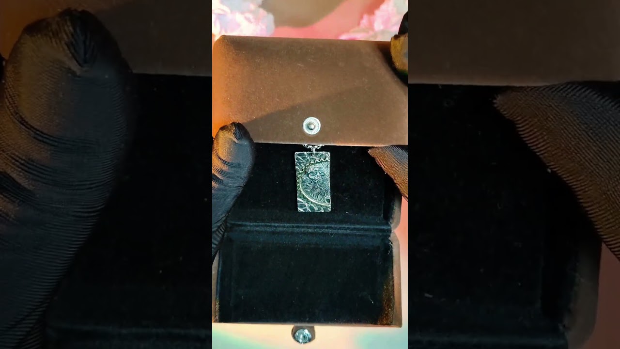 The crown lion pendant 