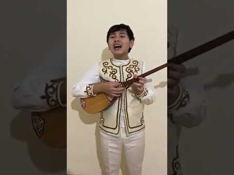 Люблю петь казахские народные песни на домбре