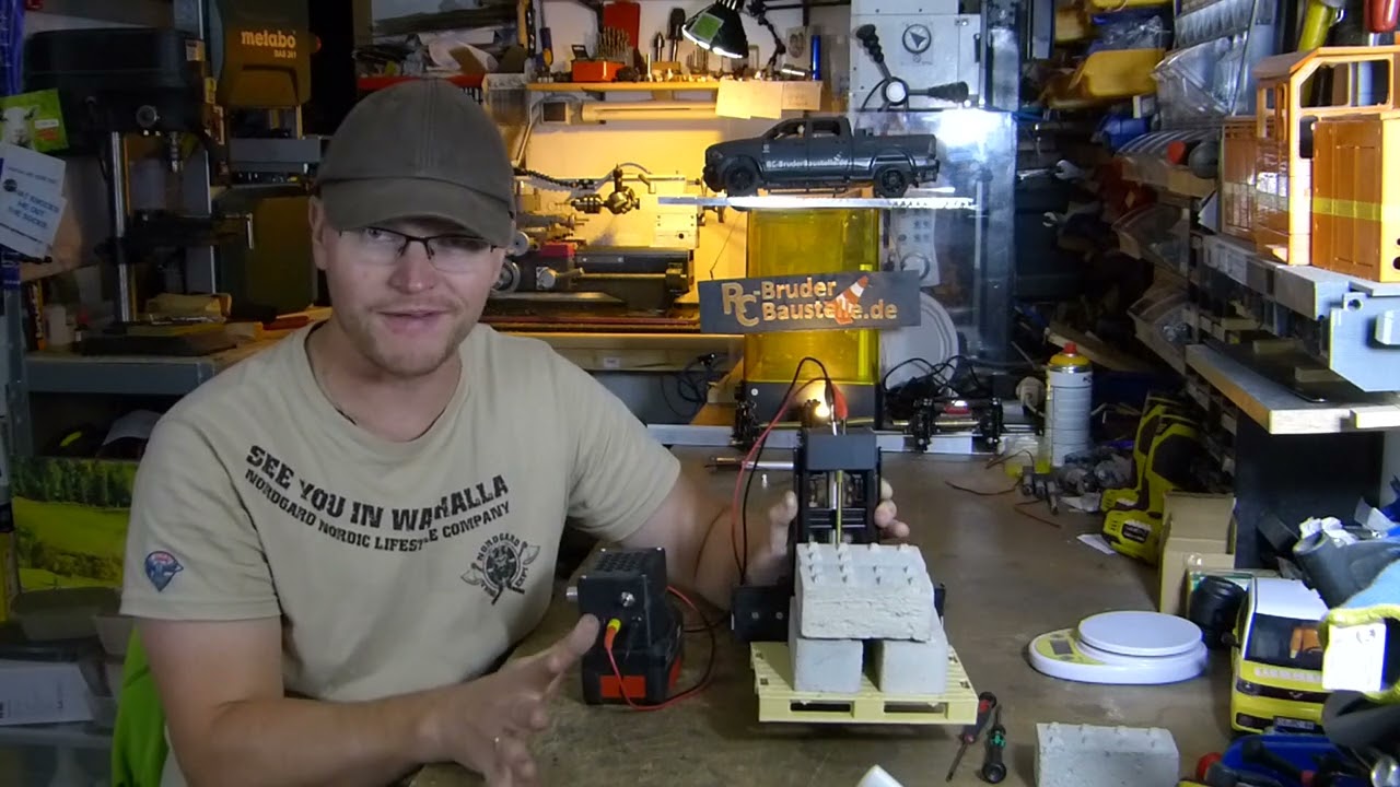 Gabelstapler Linde HT 160 von RC-Bruderbaustelle Folge 7; Nochmal ein Hubtest - es wird langsam...