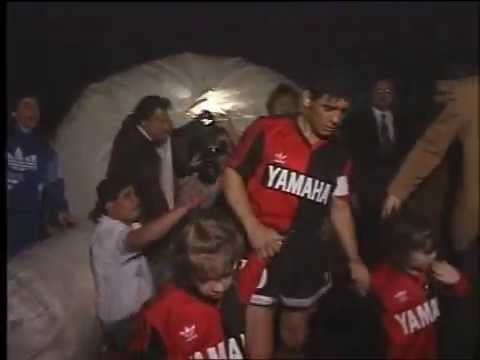 Maradona Debut en Newell´s - YouTube