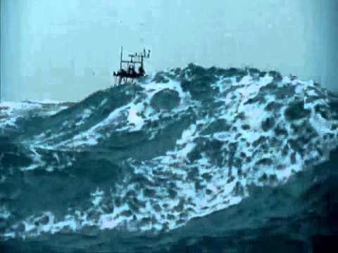 ship crossing huge waves // navio passa por ondas gigantes