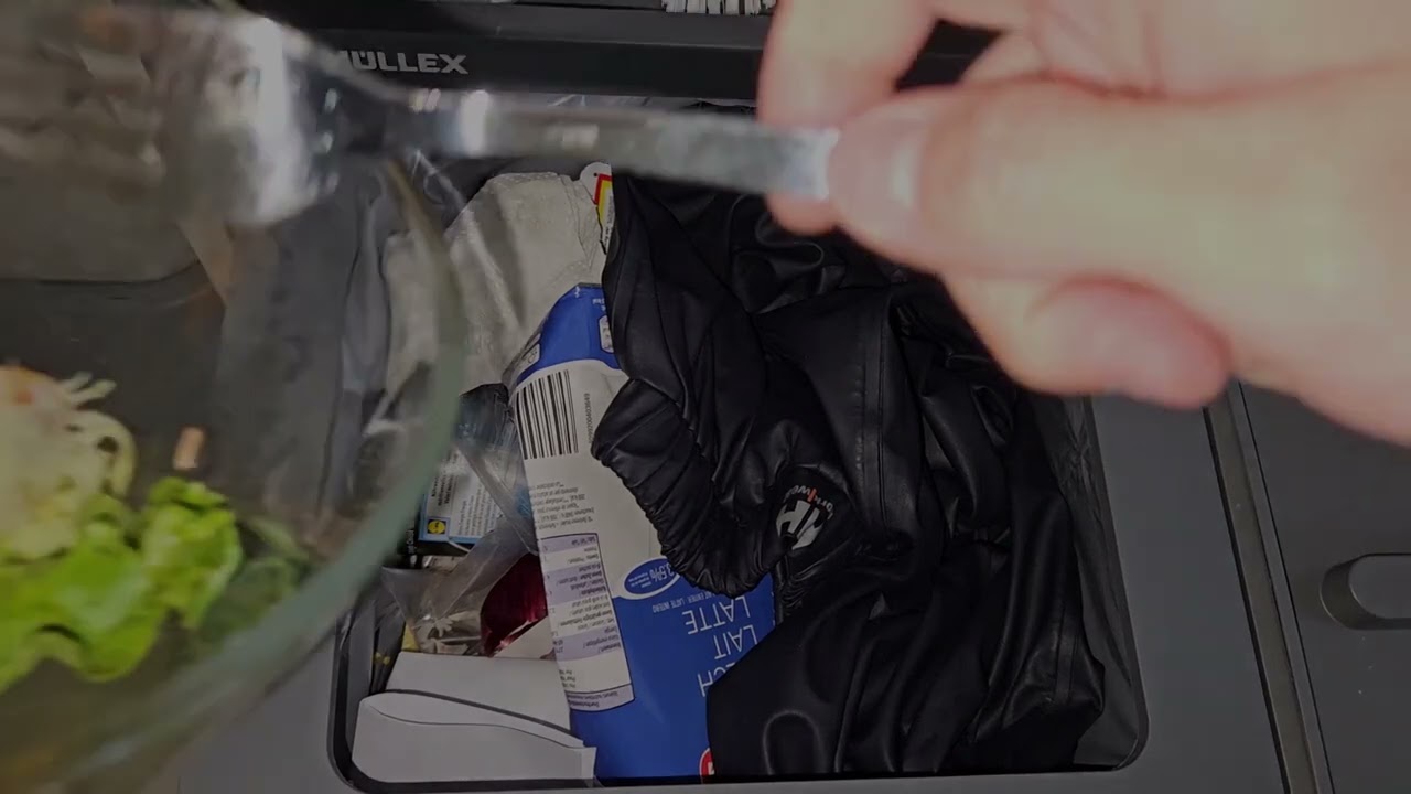 Kaputte Helly Hansen Regenhose im Restmüll