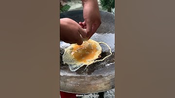 Thumbnail of ternyata kalo goreng telur pake cara ini si telur nya itu jadi lebih tebel!! #bal