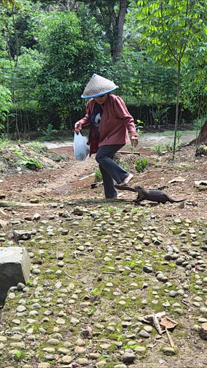 Siboni took my sandals away ll Siboni bawa kabur sandal