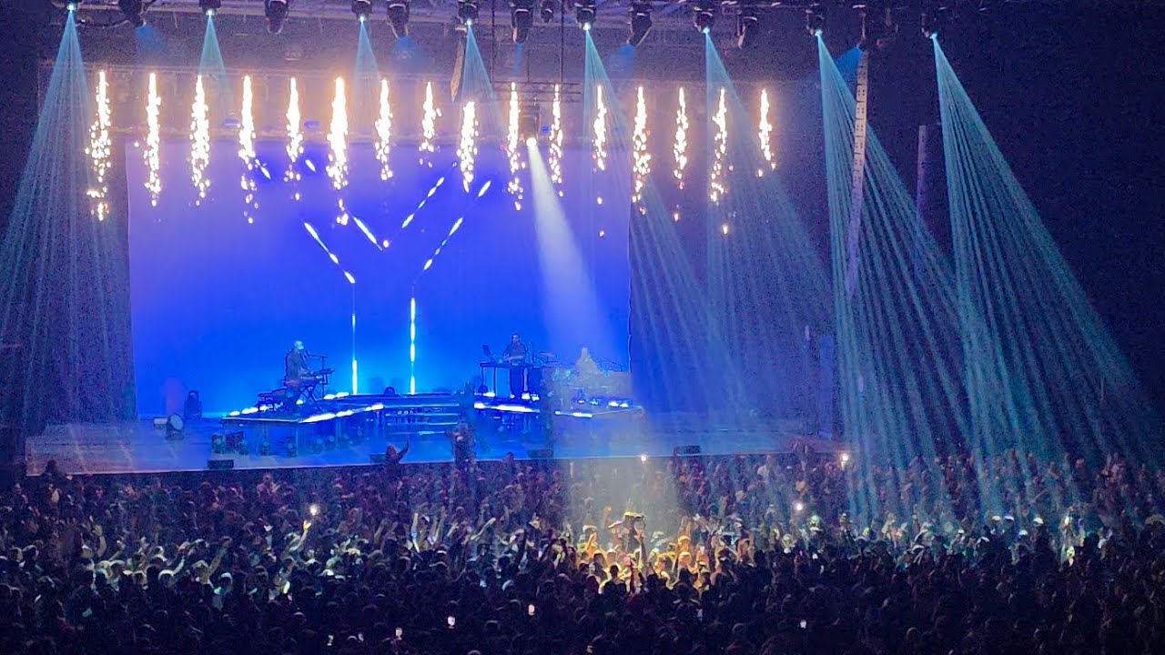 GOD BLESS YOUSS DANS LA FOSSE - YOUSSOUPHA -  SUPRÊME TOUR - ZÉNITH PARIS - 4 DÉCEMBRE 2025