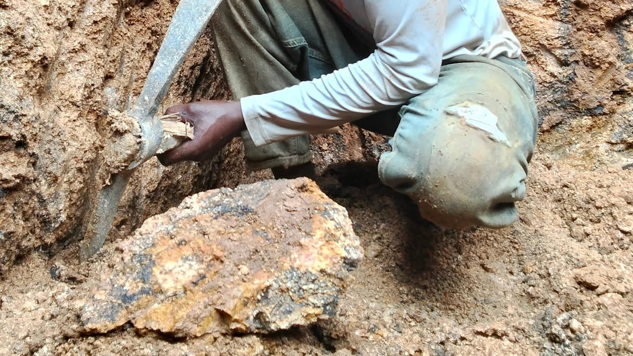 DAY 3 DIGGING SEPTIC TANK AT MIKE KIZZOH and this is what we get inside 💎