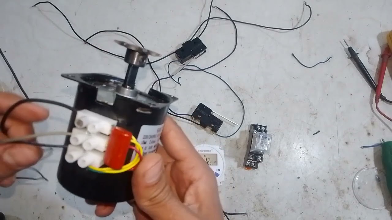 متور تقليب الفقاسة + تايمر 24 لتحديد المواعيد + ليمت سويتش + ريليه عكس حركة. الفديو الجاي التوصيل 