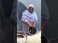 Maa g bakro ko mehndi lagah rahi 😃