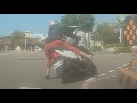 【車禍影片】脫韁啦（2022.10.28 台中市北屯區崇德路三段和崇德十路一段口