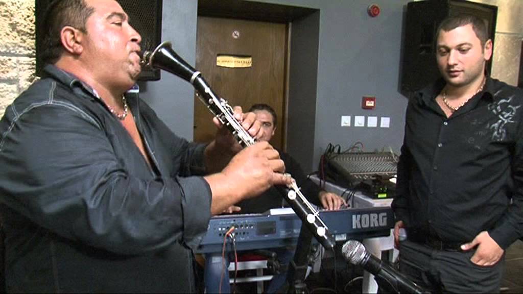 Tiger plays a clarinet. Тигър свири на кларинет.