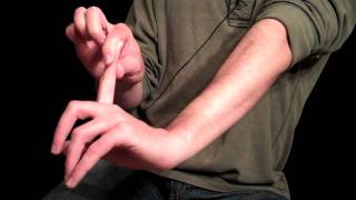 Video voorbeeld van "Essential Hand Stretches For Guitarists or Any Instrumentalist"