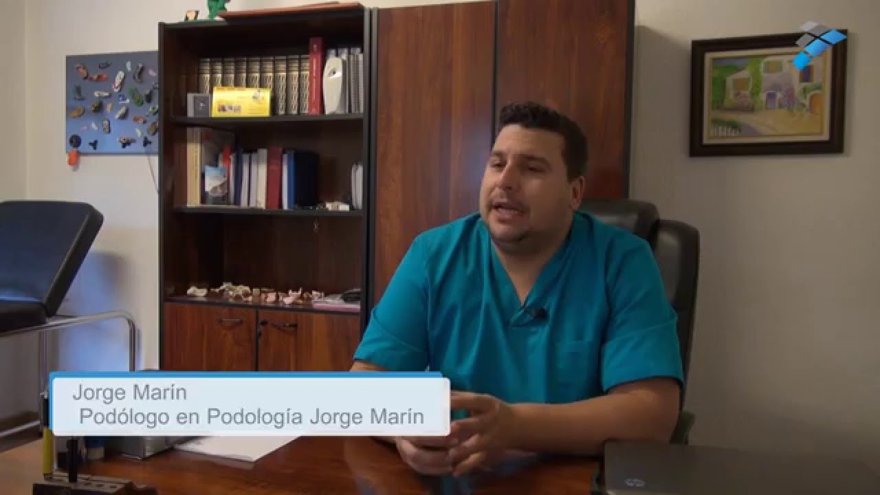 ¿Cuáles son los servicios que ofrece el podólogo en la Calle Alhóndiga en Granada?