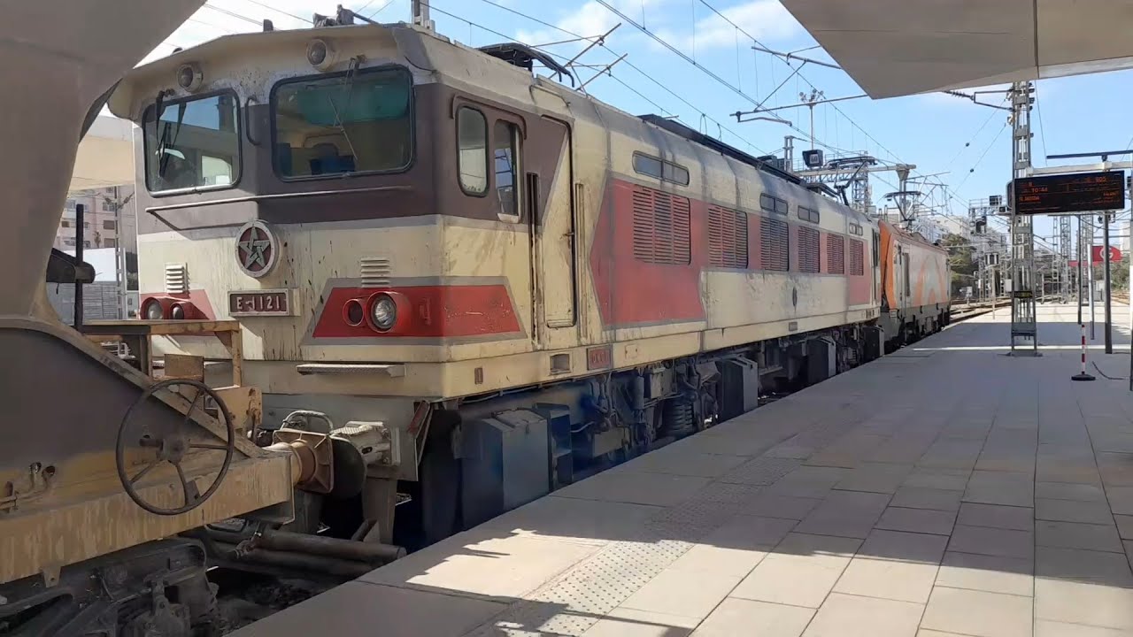 Alstom E-1464 + la HITACHI E-1121 en véhicule assurent un FRET à Casa Voyageurs. ( 4k 60FPS )