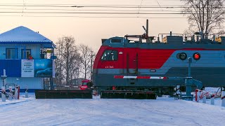 Railway crossing Electric locomotive 3ES5K with a freight train. Smidovich/Грузовой поезд. Смидович