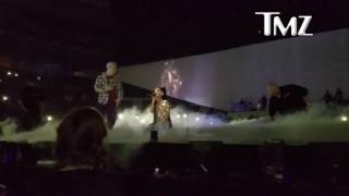 esta fue la reacción de ariana grande al ver a uno de sus fans sobre el escenario