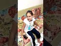 بنت صغيرة مغرورة بتذل الخدامة وبتتعامل معاها بقسوة وبتجبرها تغسلها رجليها