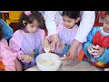 Atelier de pétrissage d'une pâte à pain avec nos petits chefs boulangers de la moyenne section "B"