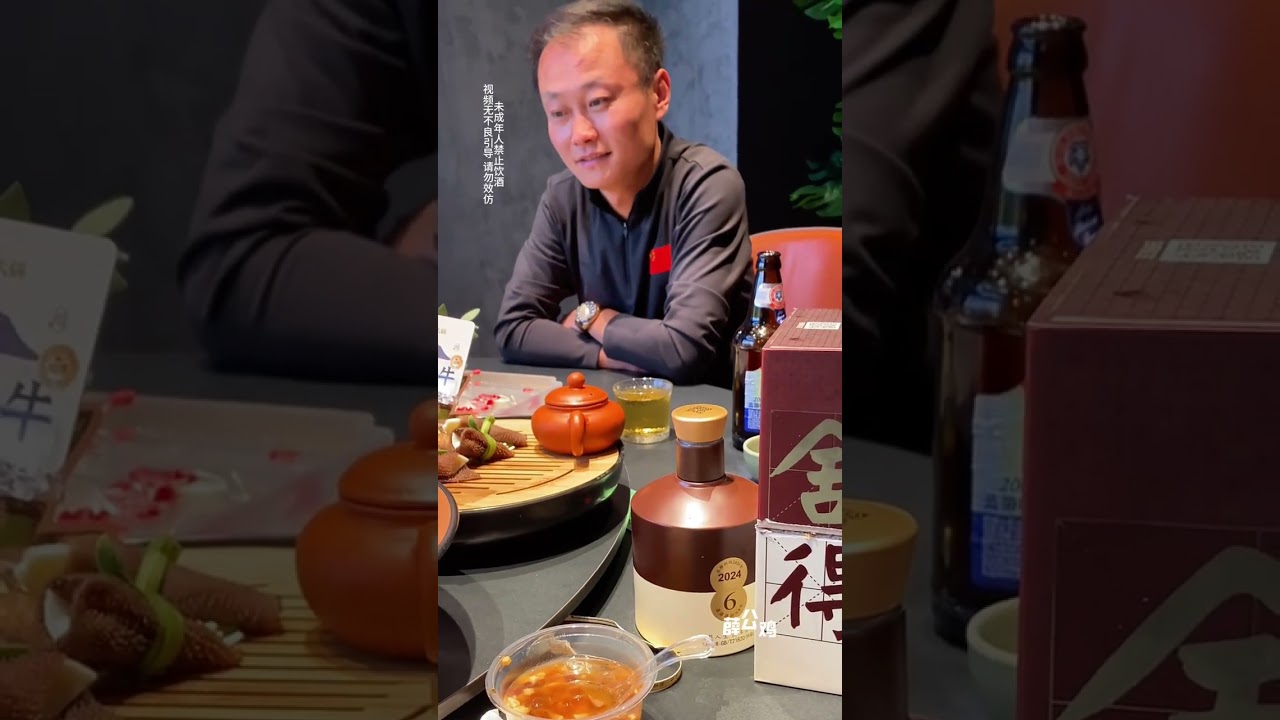 壁畫換飯 火鍋店老板從小飽受磨難，心靈屢遭創傷，我給老板帶了一瓶好酒，并給老板畫了一幅治愈大熊貓，老板開心極了