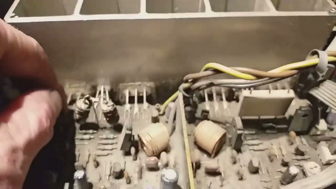 Pioneer A-450R połamana płyta przez kuriera. Pioneer A-450R broken PCB by courier. Naprawimy ?