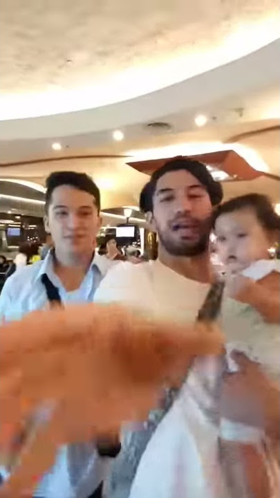 Reza Rahadian bersama adik dan keponakan