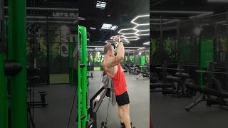 Nietypowa maszyna u mnie wykorzystanie na barki 💪👊 #bodybuilding #sports #silownia #gogaczteam