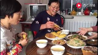 北方传统美食，农家大姐3分钟教会你鱼锅贴饼子，好吃到爆