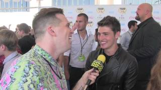 Gregg Sulkin @ The Teen Choice Awards | AfterBuzz TV