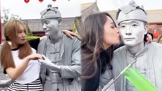 Beauty Kissed The Silver Statue And Was Shocked To Find That He Was Alive 😂#silverman#statue #funny