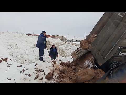 Опасная выгрузка самосвала часть 2.