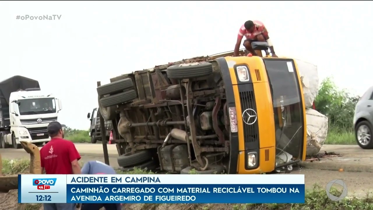Caminhão carregado com material reciclável tombou na av. Argemiro de Figueiredo - O Povo na TV