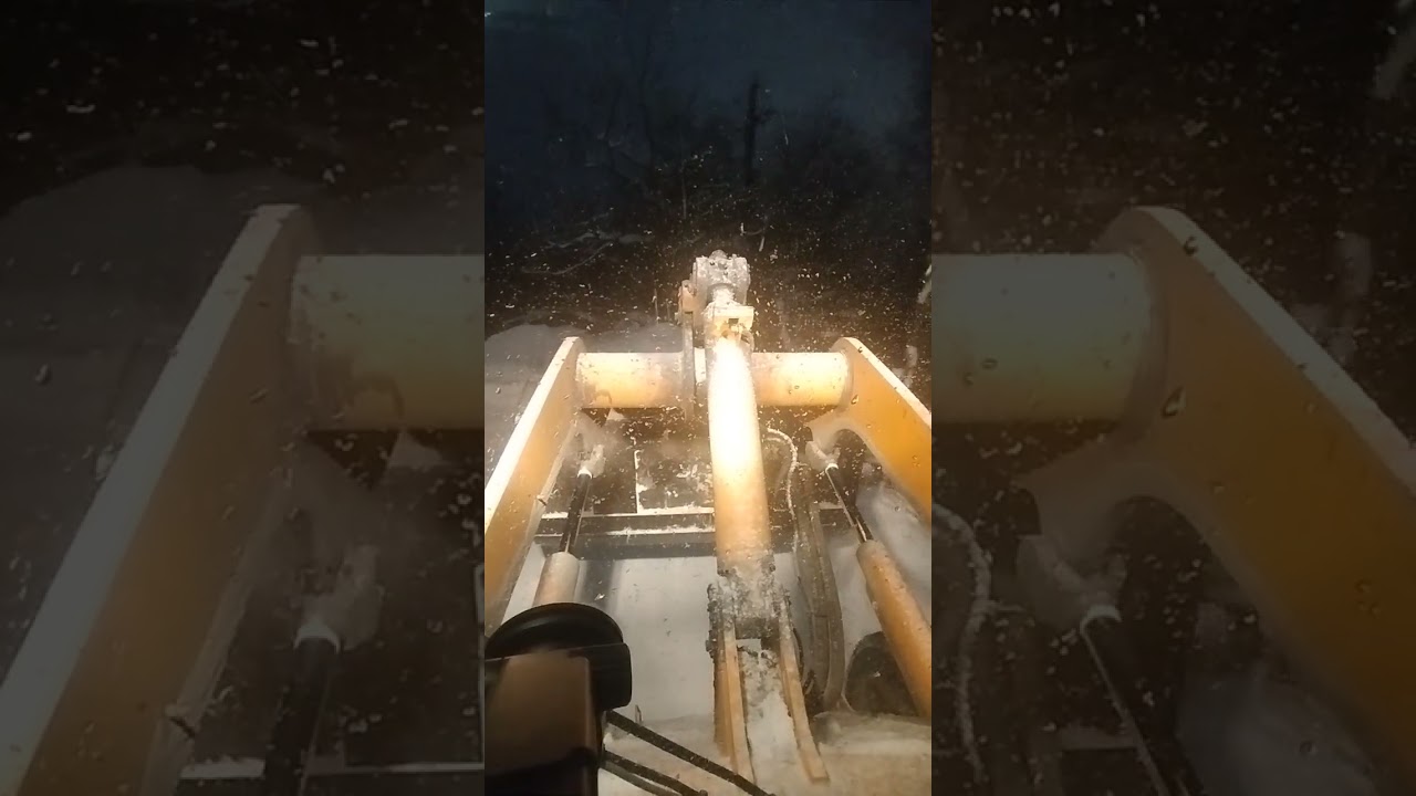 Снігу насипало по коліна. Розчистка.