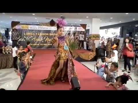 42 Model Baju Batik Anak Fashion Show Terbaik