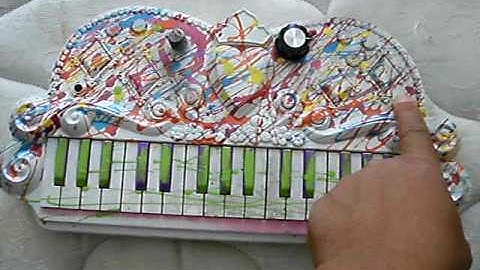 CIRCUIT BENT SNOW WHITE TOY KEYBOARD