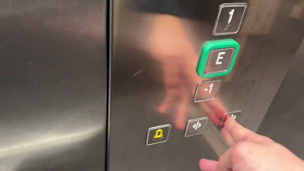 Orona (installiert durch NRW Lift) Aufzug in der Messe Essen